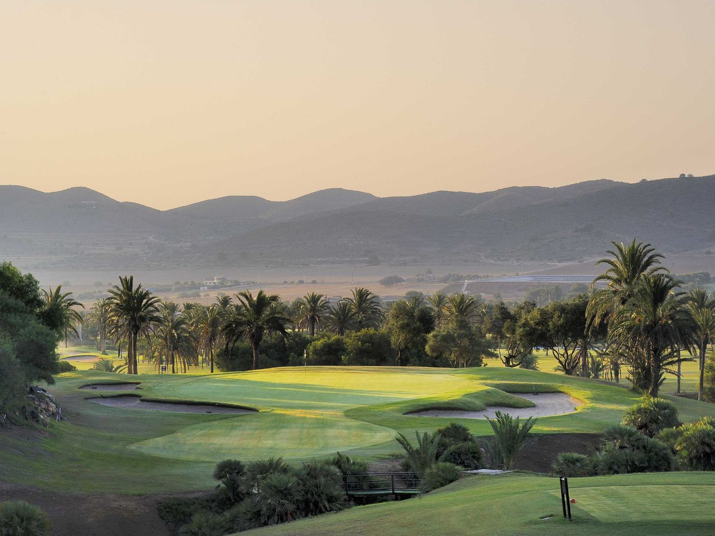 Fairway des North Course mit Bergen im Hintergrund