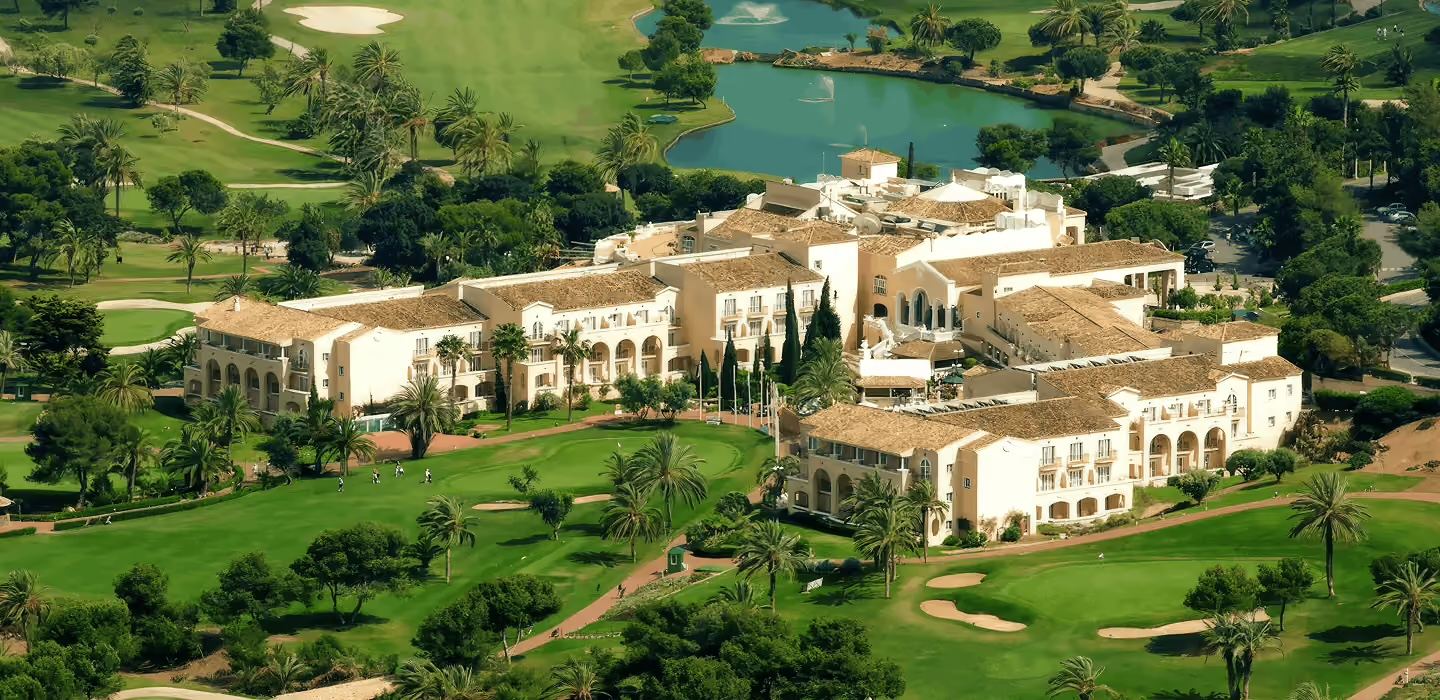 Das Grand Hyatt La Manga Club aus der Luft, umgeben von Golfplätzen