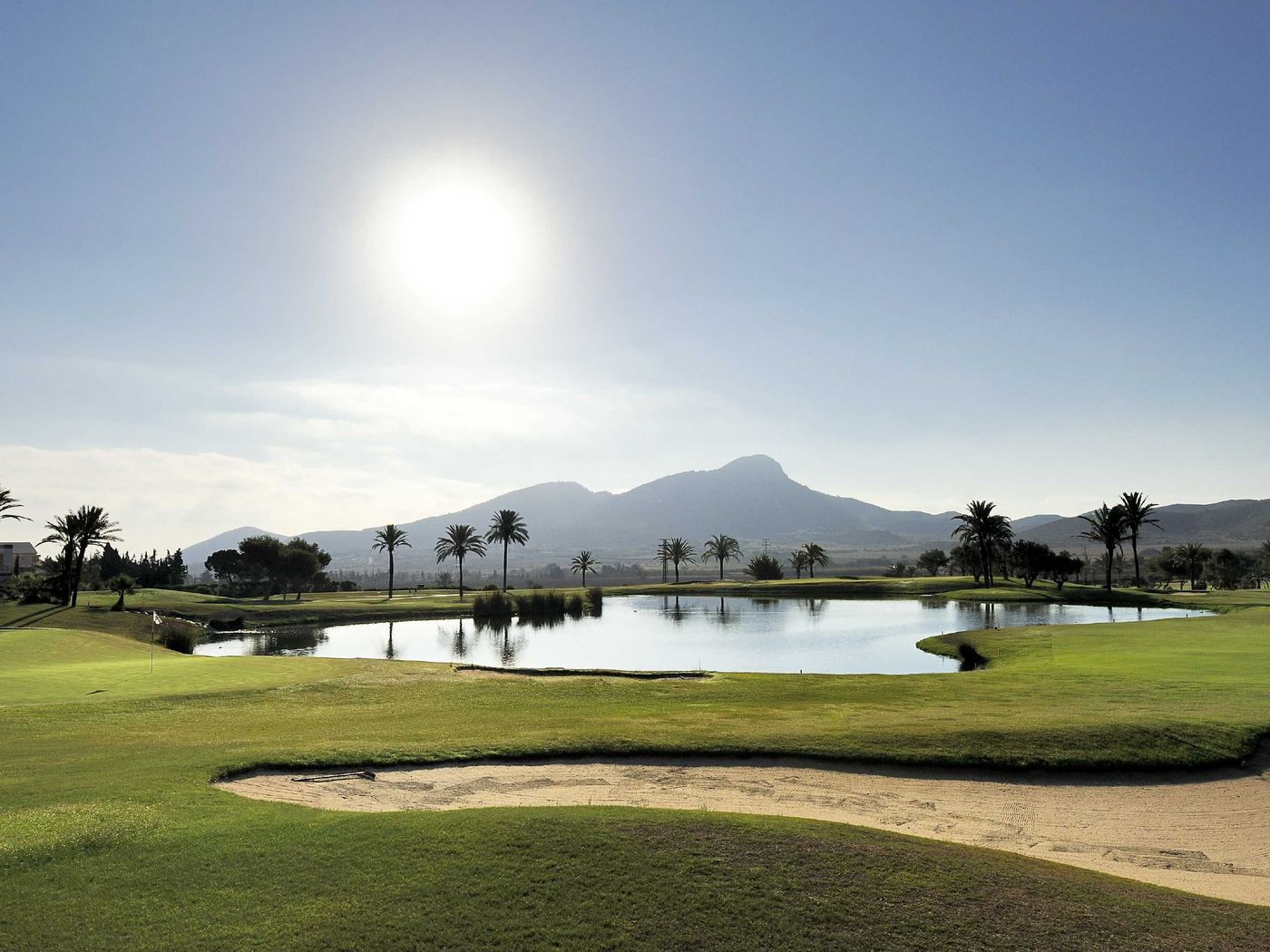 Grün und Bunker auf dem South Course im Gegenlicht