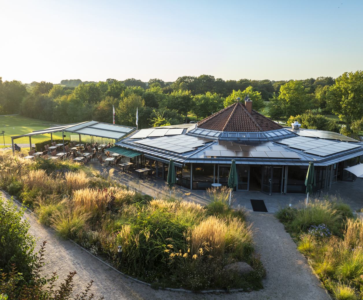 Clubhaus des Golfclubs Großensee im Morgenlicht