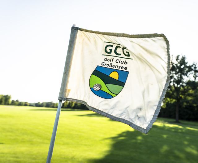 Fahne des Golfclubs Großensee auf dem Grün