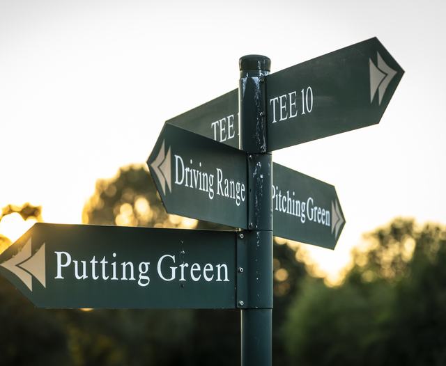 Wegweiser zu Driving Range, Putting Green und Pitching Green